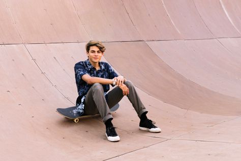 Sitting On Skateboard, Skateboard Boy, Skateboard Photos, Stylish Boy, Senior Boy Poses, Senior Guys, Skater Boy, Sitting Poses, Person Sitting