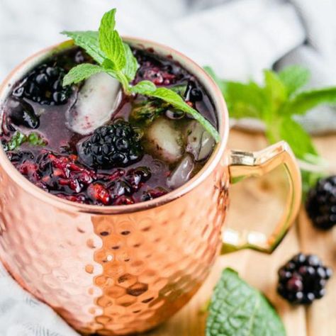 Blackberry Moscow Mule - 💕 Kimspired DIY 💕 Vodka Mule Recipe, Fall Drinks Alcohol Recipes, Blackberry Moscow Mule, Cocktails Girls Night, Mezcal Drinks, Summer Menu Ideas, Drinks For Party, Christmas Eve Appetizers, Alcoholic Drinks Recipes