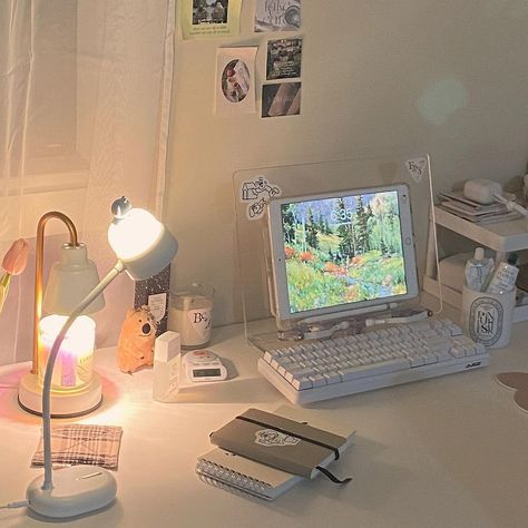 J ♡ on Instagram: “so tired 😮‍💨 hope you guys had a great day” Desk For Teens, Pretty Desks, Desk Organisation, Dream Desk, Aesthetic Desk, Bedroom Decor For Teen Girls, Desk Inspiration, Room Ideas Aesthetic, Pinterest Room Decor