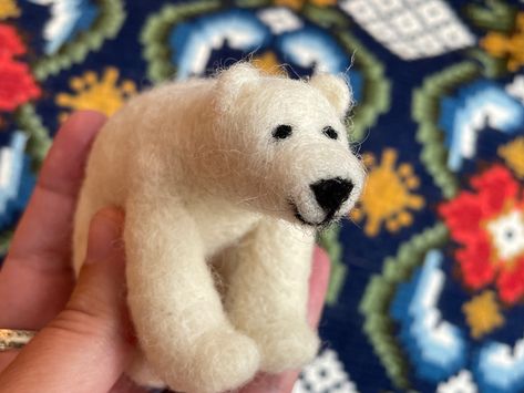 Needle felting
Polar bear
Wool sculpture 
Tutorial 
DIY
BEGINNERS Needle Felted Polar Bear Tutorial, Felted Polar Bear, Felted Bear, Bear Template, Needle Felting Tutorial, Cute Polar Bear, Needle Felting Tutorials, Felt Projects, Bear Cub