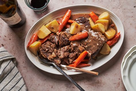 Enjoy an easy-to-make pot roast that is simmered on the stovetop with onion soup mix, potatoes, and carrots. Stove Top Pot Roast, Recipe Vegetables, How To Cook Kielbasa, Le Crueset, Veil Updo, Easy Pot Roast, Chuck Roast Recipes, Ground Beef And Cabbage, Pot Roast Recipe