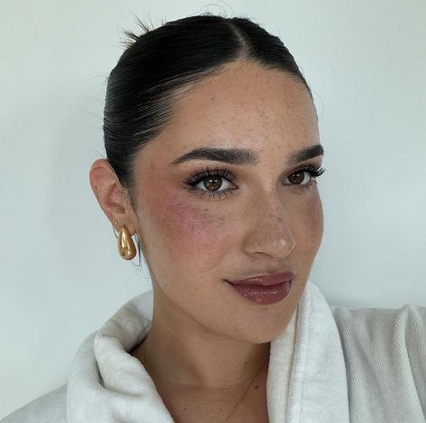 Pomegranate Girl Makeup Has Officially Arrived Pomegranate Girl Makeup, Pomegranate Makeup, Pomegranate Girl, Summer Makeup Trends, Jouer Cosmetics, Side Eye, Make Up Inspo, Lace Dress Long, Benefit Cosmetics