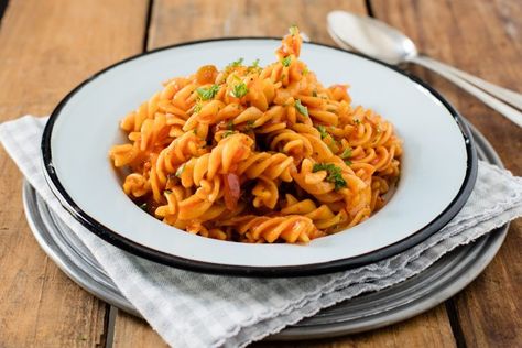 Curried Pasta, Pasta Salad Recipes Cold, South African Salad Recipes, Curry Pasta Salad, Tomato Sauce Pasta, Salad Caprese, Curry Pasta, Cold Pasta Salad Recipes, Easy Pasta Salad Recipe