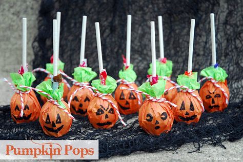 {Autumn Crafts} Pumpkin Pops Pumpkin Pops, Halloween Classroom Treats, Halloween Lollipop, Diy Halloween Treats, Tootsie Pop, Halloween Classroom, Classroom Treats, Harvest Party, Autumn Crafts