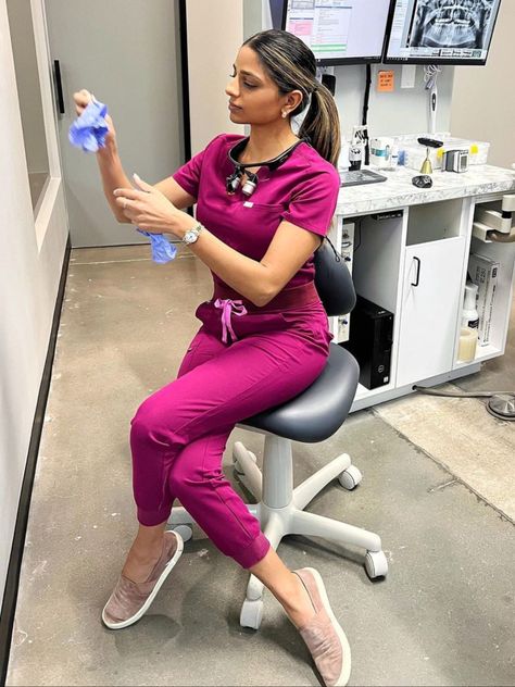 Nurse Outfits, Nurse Vibes, Doctor Female, Medical Scrubs Fashion, Female Dentist, Scrub Style, Cute Scrubs, Scrubs Outfit, Actress Hairstyles