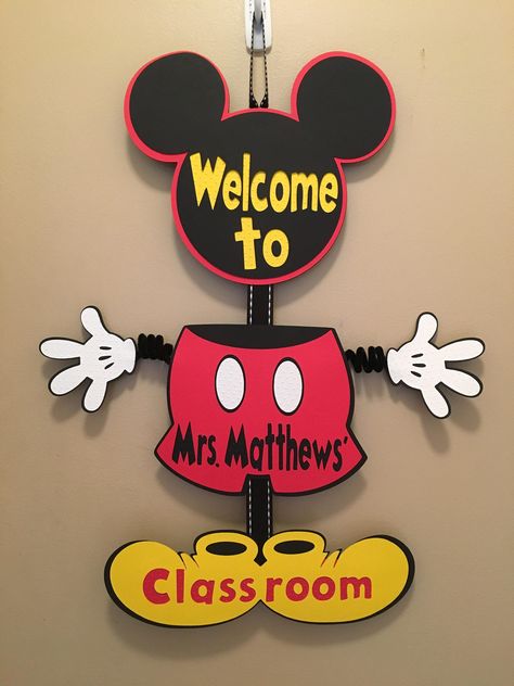 Mickey Mouse Christmas Classroom Door, Γενέθλια Mickey Mouse, Chrismas Wishes, Mouse Door, Mickey Mouse Classroom, Disney Themed Classroom, Mickey Mouse Decorations, Christmas Classroom Door, Disney Classroom