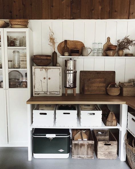 rustic kitchen w/ open shelves & crates Urban Industrial Decor, Deco Champetre, Off Grid Cabin, Cabin Kitchens, Small Cabin, Cabin In The Woods, Industrial Kitchen, Cabin Life, Kitchen Projects