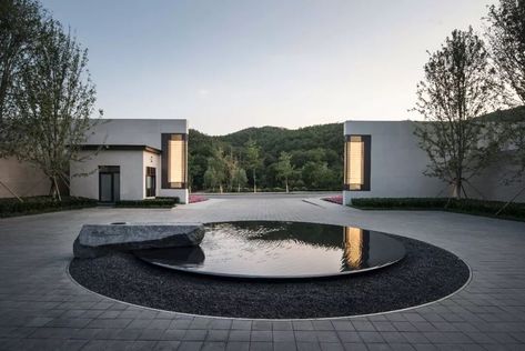 Circle Driveway Landscaping, Waterscape Design, Modern Water Feature, Entrance Gates Design, Hotel Entrance, Landscape Architecture Design, Casa Exterior, Entrance Design, Water Features In The Garden