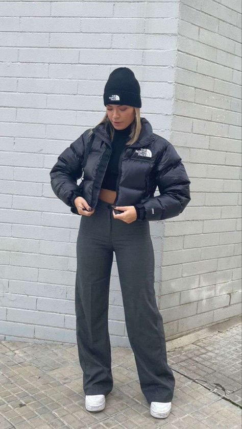 North Face Crop Puffer Jacket Outfit, North Face Cropped Puffer Outfit, Northface Cropped Puffer Jacket, Cropped North Face Jacket Outfit, North Face Puffer Jacket Cropped, Cropped North Face Jacket, Northface Jacket Outfits, North Face Cropped Puffer, The North Face Jackets Outfits