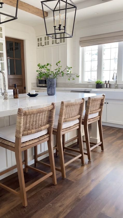 Ranch House Dining Room, Lake House Kitchen, Coastal Room, Southern Living Homes, Marble Vase, Coastal Kitchen, Starter Home, Cottage Kitchen, Kitchen Stools