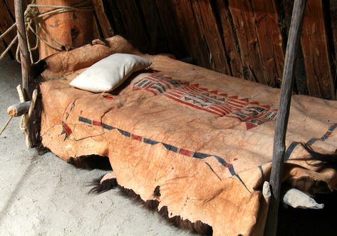 Hide in bed | A bison robe bed inside a Mandan-Hidatsa earth… | Flickr Bushcraft Campsite, Men Bed, Native American Home, Native American Teepee, Survival Skills Emergency Preparedness, Primitive Technology, Cool Tree Houses, Bone Crafts, Camping Bed