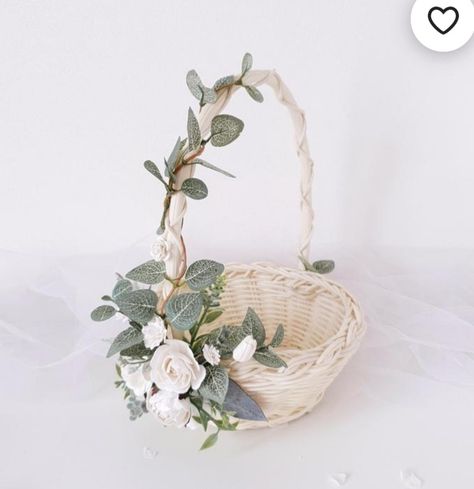 Twig Basket, Basket Willow, Wedding Entourage, Willow Basket, Wedding Flower Girl Basket, Bridal Gift Wrapping Ideas, Wedding Gifts Packaging, Flower Girl Baskets, Arrangement Ideas