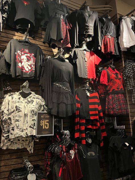 Axelcore Aesthetic, Hot Topic Aesthetic, Mall Goth Aesthetic, Goth Shop, Hot Topic Clothes, Alt Clothes, Black White Outfit, Alt Outfits, Emo Outfits