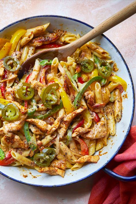 A pan of penne with chicken, slices of pepper, jalapeno peppers and cheese Fajita Pasta Recipe, Salads For Picnics, Fajita Pasta, Pasta With Broccoli, Chicken Fajita Pasta, Dinner Party Dishes, Uk Food, Pasta Alla Norma, Bbc Food