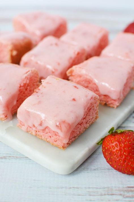 Strawberry Cake Mix Brownies Recipe Cake Mix Brownies Recipe, Frozen Strawberry Desserts, Cake Mix Brownies, Boxed Cake Mixes Recipes, Strawberry Brownies, Strawberry Cake Mix, Strawberry Flavor, Thanksgiving Food Desserts, Desserts For A Crowd