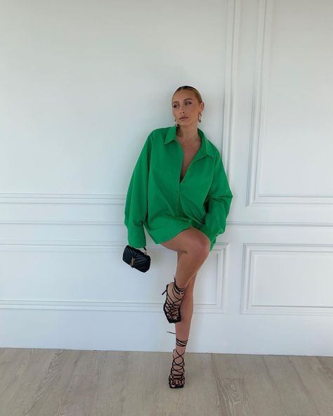 SARAH ASHCROFT on Instagram: “My green obsession continues 💚 outfit @prettylittlething AD” Green Shirt Outfits, Sarah Ashcroft, Oversized Shirt Outfit, Vacation Vibes, Green Spring, Shirt Cuff, Green Outfit, Summer Fits, Short Sleeve Cropped Top