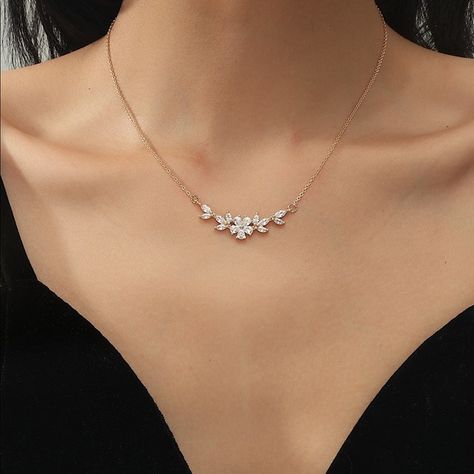 Gorgeous Zircon Flower Necklace Cute Aesthetic Necklace, Simple Flower Necklace, Gold Necklace Pendant Design, Neckless Gold Jewelry Simple, Pretty Jewellery Necklace, Flower Necklace Aesthetic, Neckless Gold Jewelry, Classy Jewelry Gold, Pendent Design