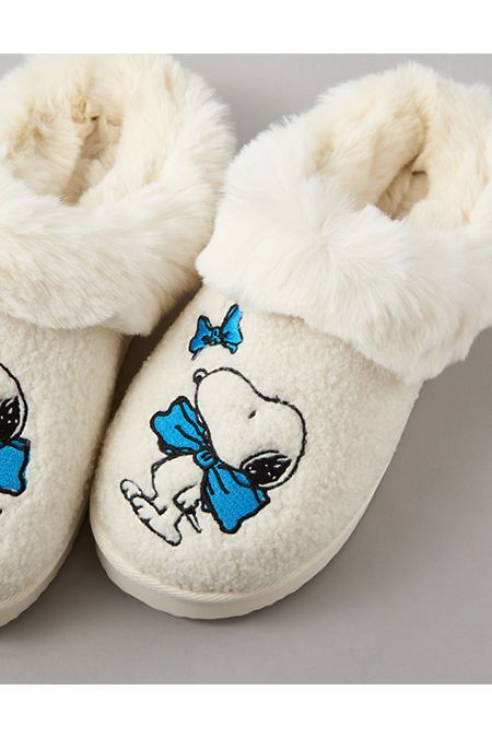 Soft & cozy/Slip-on style/Snoopy design Small Cute Christmas Gifts, Snoopy American Eagle, Cute Slip On Shoes, Cozy Gifts For Women, Chrstmas Gifts, Christmas Gifts For Women In Their 20s, Cute Slippers Aesthetic, Cute Slippers Women, Snoopy Slippers