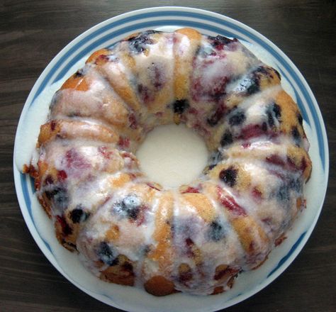 Bundt Cake With Fruit, Blackberry Bundt Cake, Berry Bundt Cake, Bundt Pan Recipes, Blueberry Bundt, Blueberry Bundt Cake, Pound Cakes, Icebox Cake, Bundt Cakes Recipes