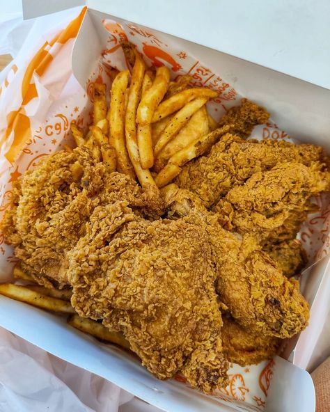 Popeyes Aesthetic, Popeyes Food, Food Babe, Food Therapy, Healthy Food Motivation, Yummy Comfort Food, Food Drinks Dessert, Fair Food Recipes, Food Recepie