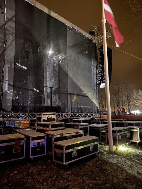 Traveling Musician Aesthetic, Backstage Aesthetic Concert, Concert Venue Aesthetic, Concert Production, Concert Audience Aesthetic, Backstage Concert, Touring Musician, Backstage Music, Tour Aesthetic