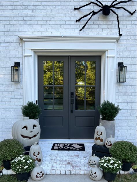 Entry Door Halloween Decor, White Pumpkin Outdoor Decor, Front Door Decor Halloween, Halloween Front Porch Decor Modern, Modern Fall Front Door Decor, Minimalist Halloween Decor Front Porch, Halloween Fall Front Porch, Fall Porch Decorating Ideas Front Doors, Simple Halloween Porch