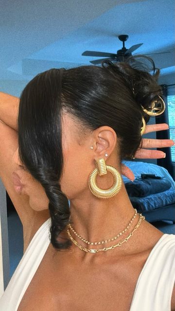 TEE on Instagram: "feeling like my best self when I throw a golden claw clip in my hair 💅🏽. I think the 3rd one is my favorite. What about you? I’ve added these claw clips to my amazon storefront if you need them. 😘 #naturalhairstyles #clawcliphairstyle #amazonhairaccessories #amazonclawclips" Claw Clip Styles Black Women, Up Do Claw Clip, Claw Clip Formal Hair, 4c Braids Natural Hair, Black Outfit Gold Accessories, Claw Clip Hairstyles Short Hair Black Women, Side Part Claw Clip Hairstyles, Baddie Claw Clip Hairstyles, Silk Press Claw Clip Hairstyles