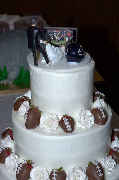 Houston Texans Wedding Cake Football Grooms Cake, Football Wedding Cake, Soccer Wedding, Football Wedding Theme, Jazz Wedding, Groomsman Cake, Football Themed Cakes, Hockey Wedding, Football Wedding