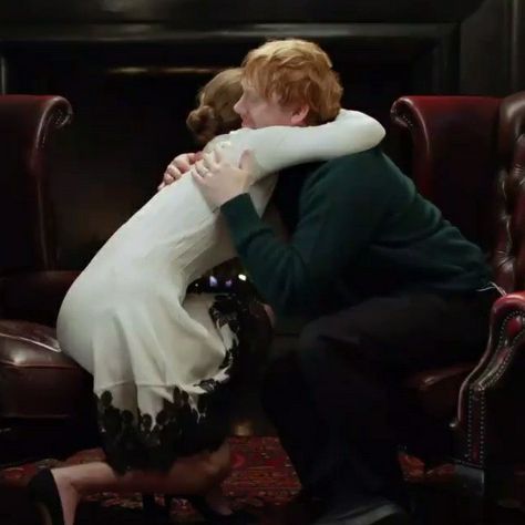 Rupert Grint w/ Emma Watson 2021 Emma Watson And Rupert Grint, Emma Watson Rupert Grint, Harry Potter Song, Psychological Tricks, Hp Harry Potter, Harry Potter Feels, Harry Potter Scene, Rupert Grint, Images Harry Potter