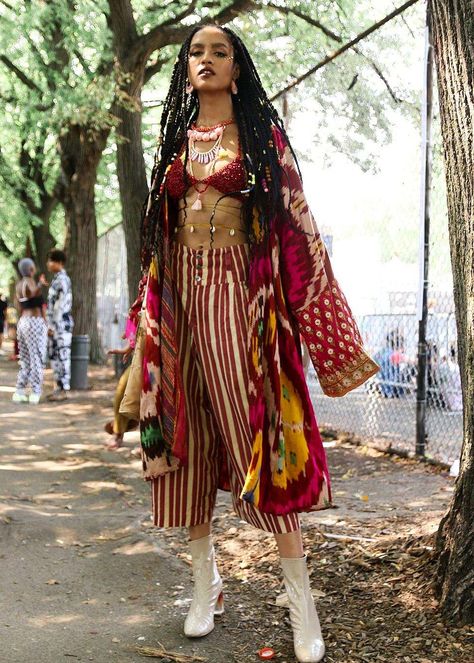 At Afropunk: Black Expression Is Inherently Punk Afro Punk Outfits, Mode Coachella, Look Hippie Chic, Afro Punk Fashion, Black Hippy, Estilo Hippy, Mode Hippie, Hair Afro, Fashion 90s