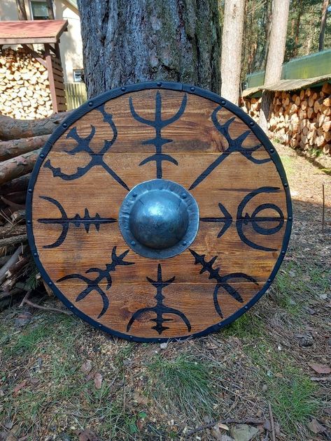 Diy Viking Sheild, Viking Sheild Designs, Viking Shield Diy, Viking Tools, Escudo Viking, Viking Shields, Vikings Halloween, Viking Camp, Viking Warrior Tattoos