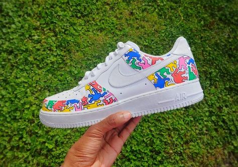 https://www.etsy.com/fr/listing/860109192/keith-haring-nike-air-force-1-chaussures?ga_order=most_relevant Girls Shoes Teenage, Air Force One Shoes, Painted Nikes, Custom Painted Shoes, Custom Shoes Diy, White Nike Shoes, Air Force 1 Custom, Sneaker Art, Custom Air Force 1