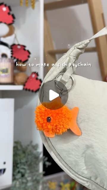 Goldfish Craft, Goldfish Keychain, Fish Goldfish, Pipe Cleaner Crafts, Golden Fish, Instagram Diy, Diy Keychain, Cute Diys, Pipe Cleaner