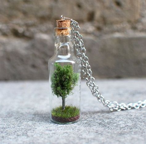 30 Collares que capturaron tus sueños en una botellita Tiny Jars, Mini Glass Bottles, Terrarium Necklace, Mini Jars, Miniature Bottles, Bottle Jewelry, Bottle Charms, Bottle Necklace, Mini Things