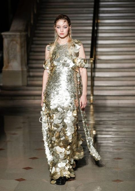 Altuzarra sequin trend. AW22 / AW2022 runway trends from New York, London, Milan, and Paris runways #fashionweek2022 #2022fashiontrends #newyorkfashionweek #londonfashionweek #milanfashionweek #parisfashionweek #highfashion #runwayfashion #fashionshow #2022fashiontrendsforecast Sequin Runway, Long Sweater Dress, Runway Trends, Fashion Week Runway, Winter 2022, Fall 2022, Silver Dress, Ruched Dress, Long Sweaters