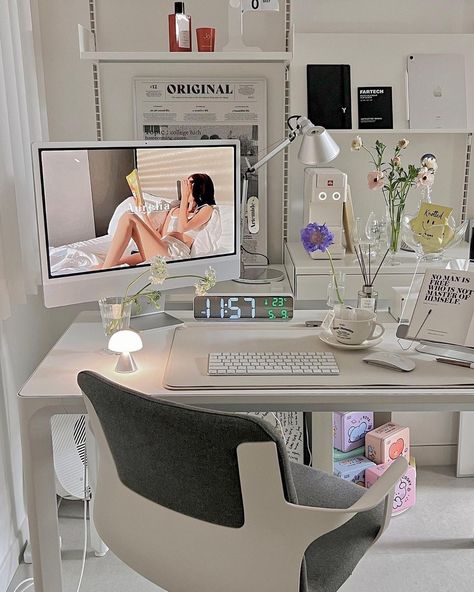 Girly Desk Setup, Granola Fruit Bowl, Brunch Toast, Home Decor 2023, Work Desk Decor, Shein Home Decor, Office Diy, Amazon Decor Finds, Luxury Townhouse