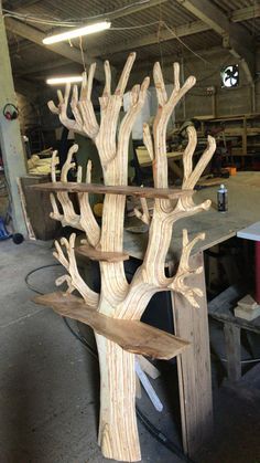 Tree Trunk Interior Design, Tree Decor Indoor, Diy Tree Shelf, Home Book Shelf Ideas, Bookshelves Tree, Diy Tree Bookshelf, Tree Bookshelf Diy, Display Unit Design, Tree Bookshelves