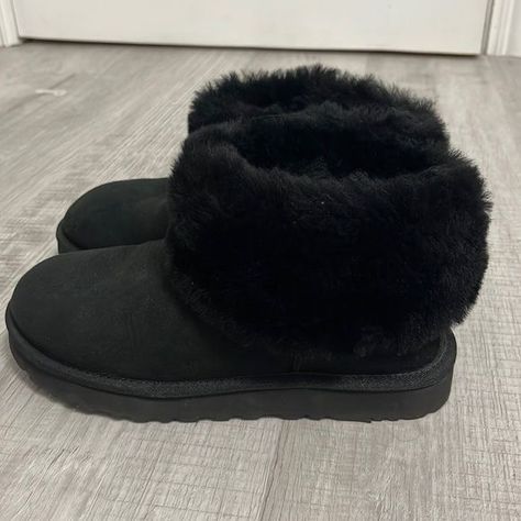 Black uggs Black Mini Uggs Outfits, Fur Uggs, Ugg Minis, Mini Uggs Outfit, Uggs Mini, Cute Uggs, Uggs Black, Gamer Party, Short Uggs