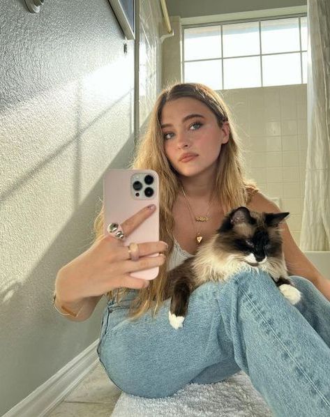 Dawn Harper, Lizzy Greene, Dr House, Family Ties, Instagram Family, Stuck In The Middle, Celebrity Pictures, Face Claims, Aesthetic Pictures