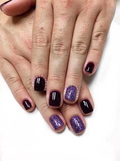 Purple Nail Art Short Nails, Black And Purple Concert Outfit, Black And Violet Nails, Black And Purple Short Nails, Black And Purple Nail Ideas Short, Black And Purple Gel Nails, Purple Glitter Gel Nails, Short Nail Designs Black And Purple, Black And Purple Glitter Nails