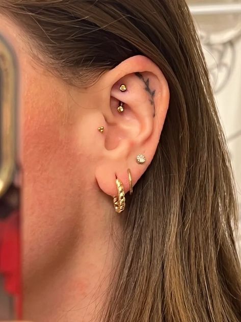 Full Ear Piercings, Ear Piercing Combinations, Constellation Piercings, Minimalist Ear Piercings, Ear Piercings Chart, Piercing Inspiration, Piercings Earrings, Earrings Piercings, Cool Ear Piercings