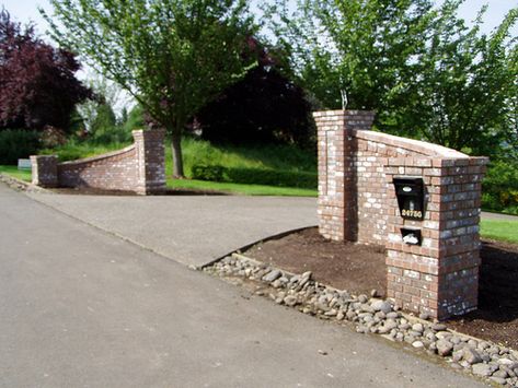 White Brick Pillars Driveway Entrance, Stone Pillars Driveway Entrance, Brick Pillars Driveway Entrance, Gated Community Entrance, Ranch Landscaping Ideas, Landscaping Farm, Entrance Gateway, Entrance Gates Driveway, Entrance Landscaping