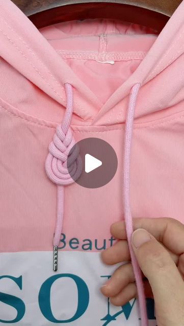 Arts Fusion Studio on Instagram: "Hoodies Knot 🎀. Like ❤️ & Follow 👍
.
.
.
.
#reelsfbシ #homecraft #lifehacks #craft #artdaily #instafeed #trendingreelsvideo #trendingreels #trendingreels #usa #artsandcrafts #artist #artstudio #diycrafts #craftideas #craftsfeed" How To Tie Drawstring Hoodie, Tying Hoodie Drawstrings, Hoodie Lace Knot, Hoodie Knots Diy, How To Tie Hoodie Strings, Hoodie Tie Knots, Hoodie String Knots, Instagram Hoodies, Fusion Studio