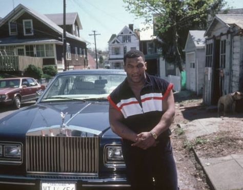 Mike Tyson poses infront of his Rolls Royce on a side street in New York (1987) - @MikeTyson #IronMike #KidDynamite Mike Tyson Boxing, 90s Sport, Iron Mike, Celebrity Cars, Boxing Posters, Boxing History, Boxing Quotes, Ufc Fighters, Sports Aesthetic