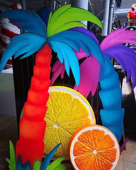 Summer Photobooth Ideas, Backdrop Tropical Theme, Tropical Selfie Wall, Beach Party Stage Design, Tropical Photo Wall Backdrop, Tropical Theme Photo Booth, Diy Party Props, Giant Props, Photo Zone