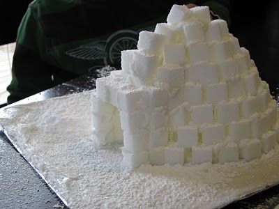 Sugar Cube Igloo.  Use frosting as glue. Sugar Cube Igloo, Snowman And The Snowdog, Winter Preschool, Snow Ice, Sugar Cubes, Winter Party, Winter Fun, Winter Crafts, Preschool Art