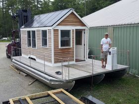 Solar Tiny House, Tiny House Boat, Pontoon Houseboat, Floating Docks, Shanty Boat, Houseboat Living, Rv Bus, Canal Boats, House Boats