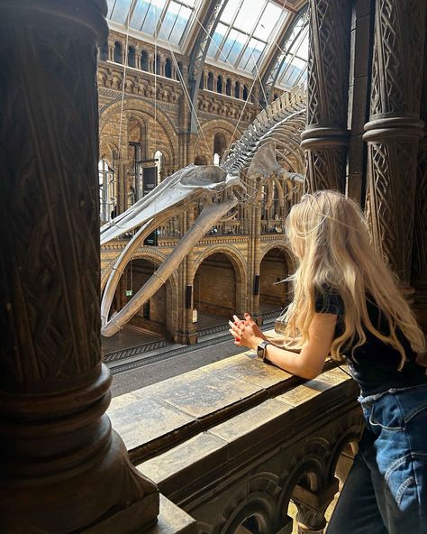 It’s a aesthetic photo taken in natural history museum in London. London Pics Ideas, London Aesthetic Photos, London Aesthetic Picture Ideas, London Aesthetic Pictures, Oxford Instagram Pictures, Natural History Aesthetic, British Museum Photoshoot, History Girl Aesthetic, London Inspo Pics