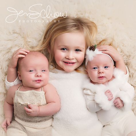 6 Month Old Twins Photography, Twins Baby Photoshoot Ideas, Twin Picture Ideas, Twins Photoshoot Ideas, Twin Babies Pictures, Newborn Twin Photos, Three Month Old Baby, Born Baby Photos, Newborn Twins Photography