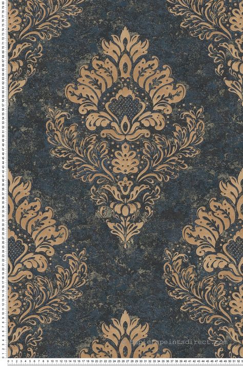 Qui a dit que le motif baroque ne pouvait pas être moderne et chic ? Ce papier peint au fond noir et bleu nuit métallisé, patiné par le temps, met en avant des motifs floraux baroques aux nuances de beige foncé. Inspiré de la nature, il rappelle les modèles classiques mais de façon revisitée pour vous offrir un décor somptueux et unique. Tattoo Cover-up, Damask Wallpaper, Wallpaper Direct, Old Wallpaper, Wallpaper Wallpaper, Green Wallpaper, True Colors, Damask, Classic Style